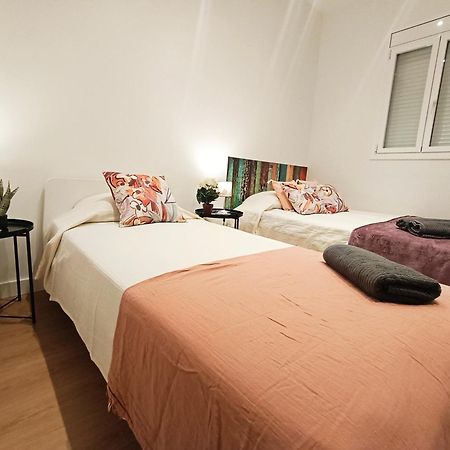 By Universitat Private Rooms Barcellona Esterno foto
