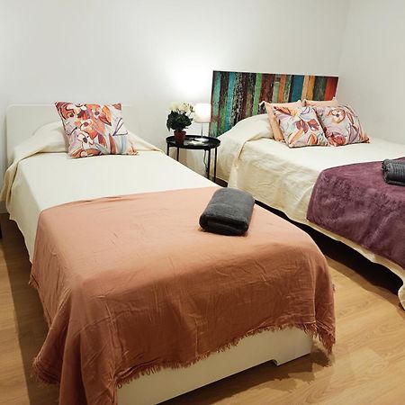 By Universitat Private Rooms Barcellona Esterno foto