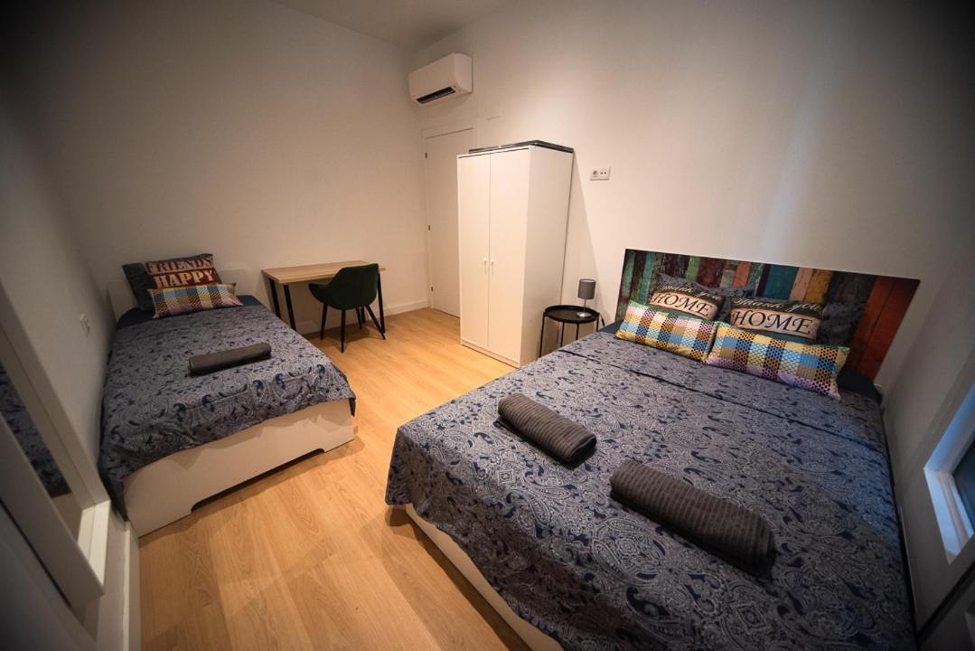 By Universitat Private Rooms Barcellona Esterno foto