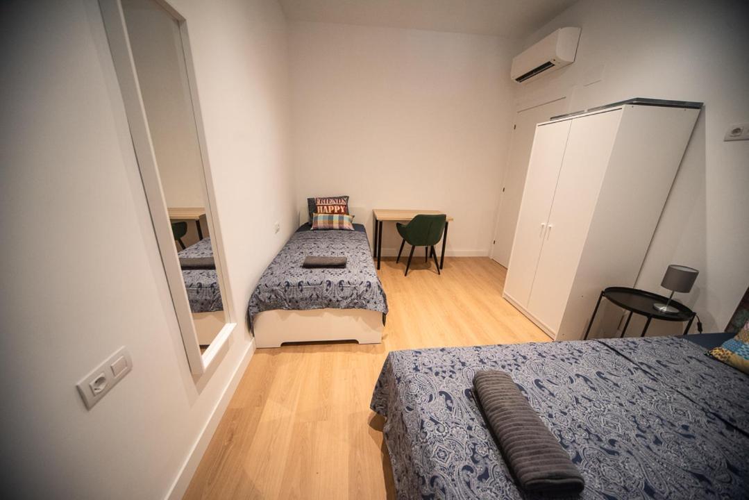 By Universitat Private Rooms Barcellona Esterno foto