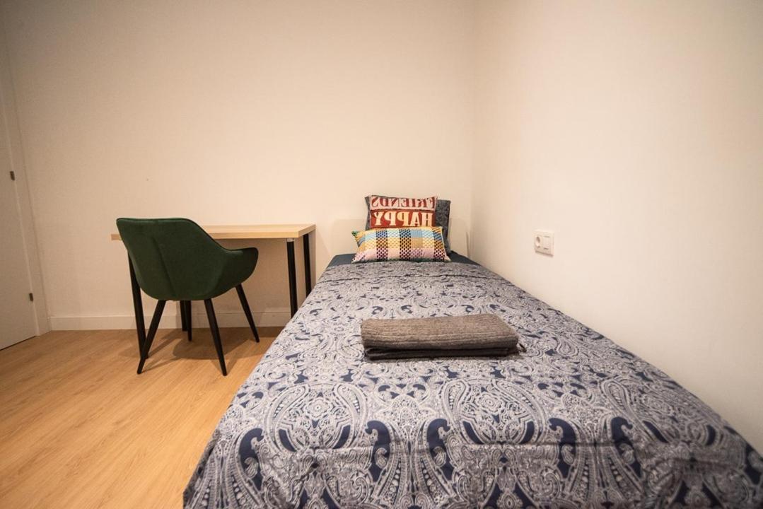 By Universitat Private Rooms Barcellona Esterno foto