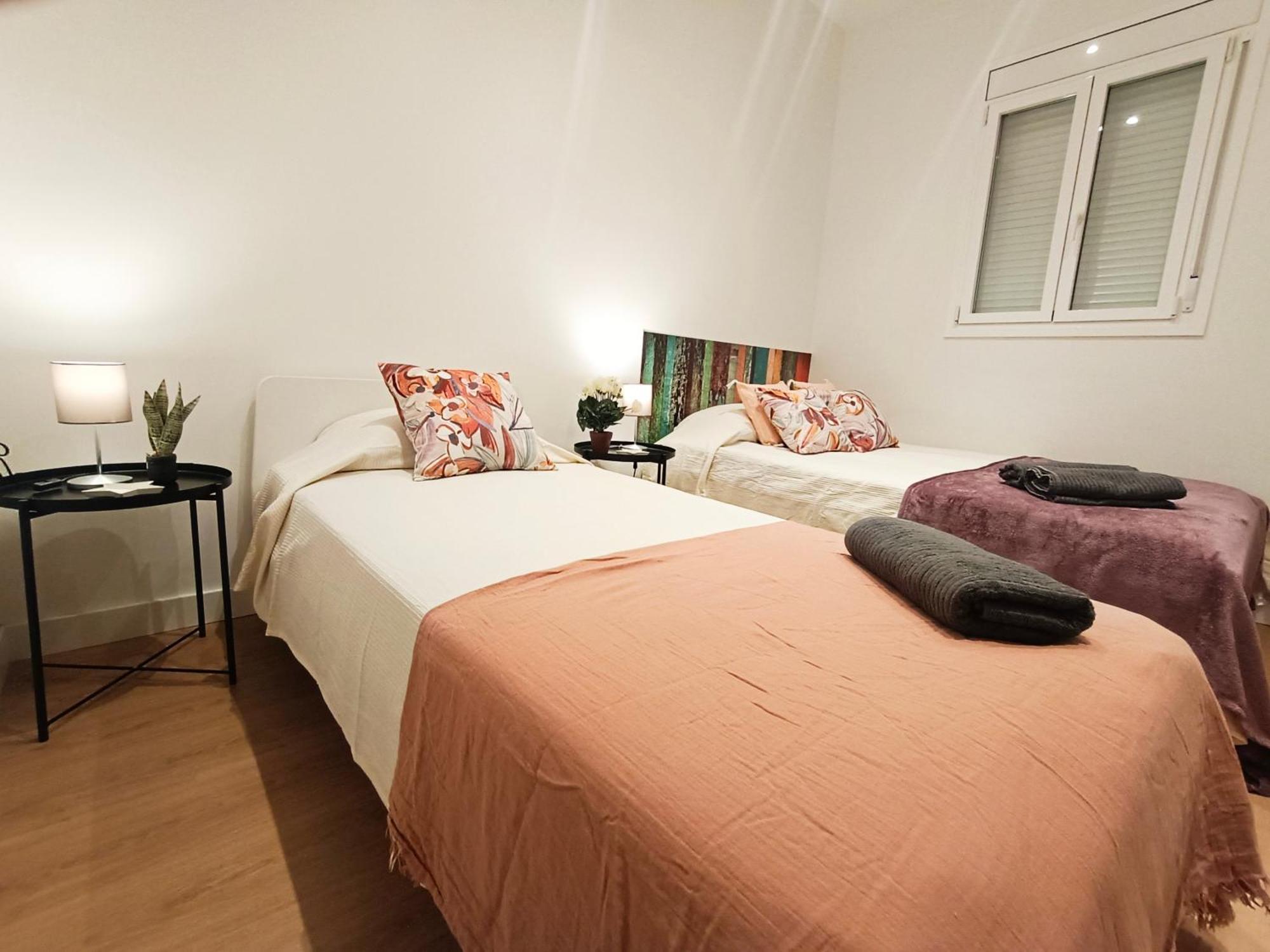 By Universitat Private Rooms Barcellona Esterno foto