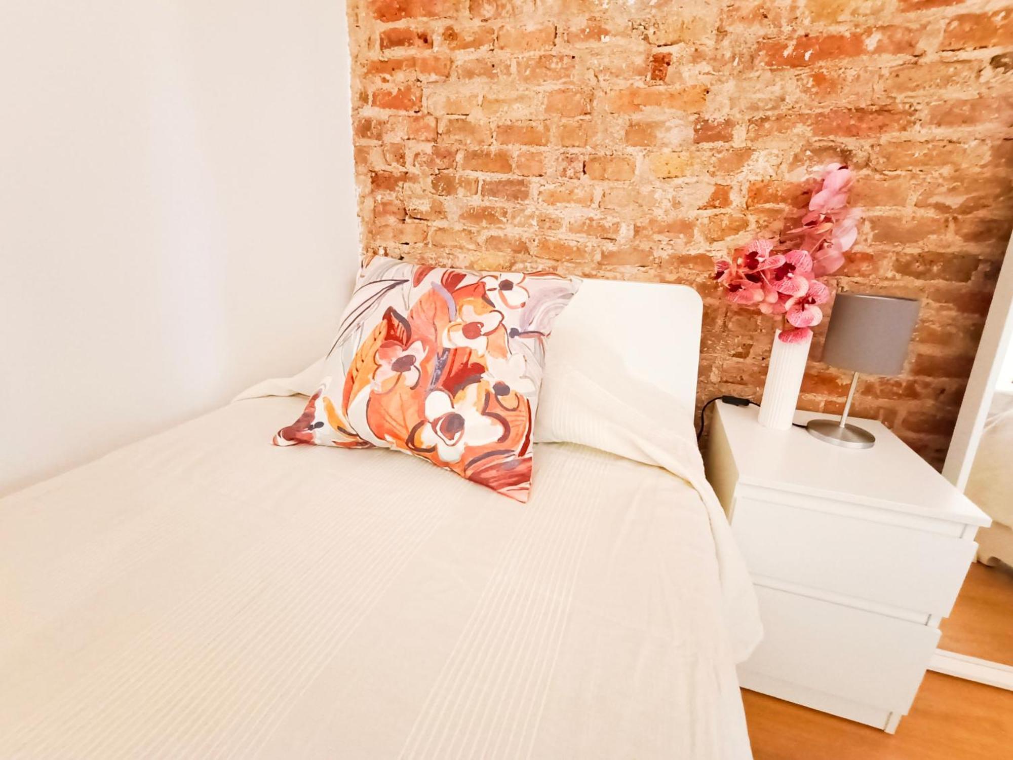 By Universitat Private Rooms Barcellona Esterno foto