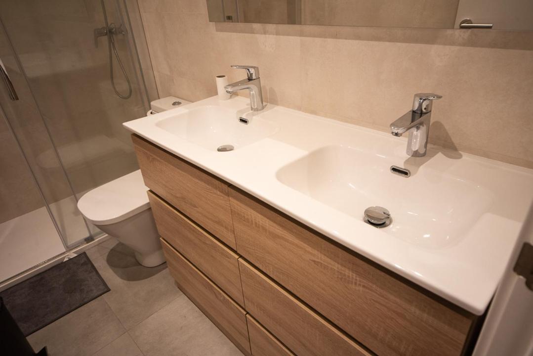 By Universitat Private Rooms Barcellona Esterno foto