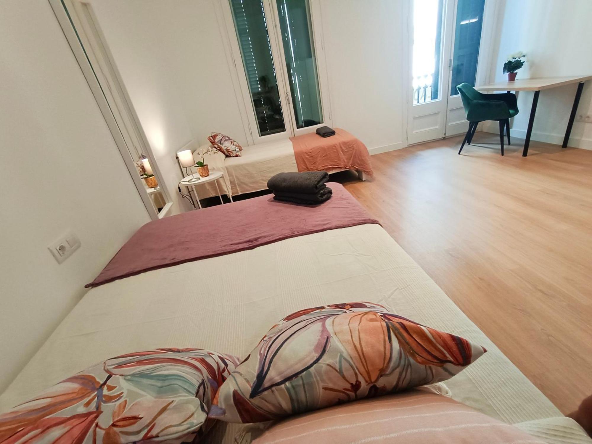 By Universitat Private Rooms Barcellona Esterno foto