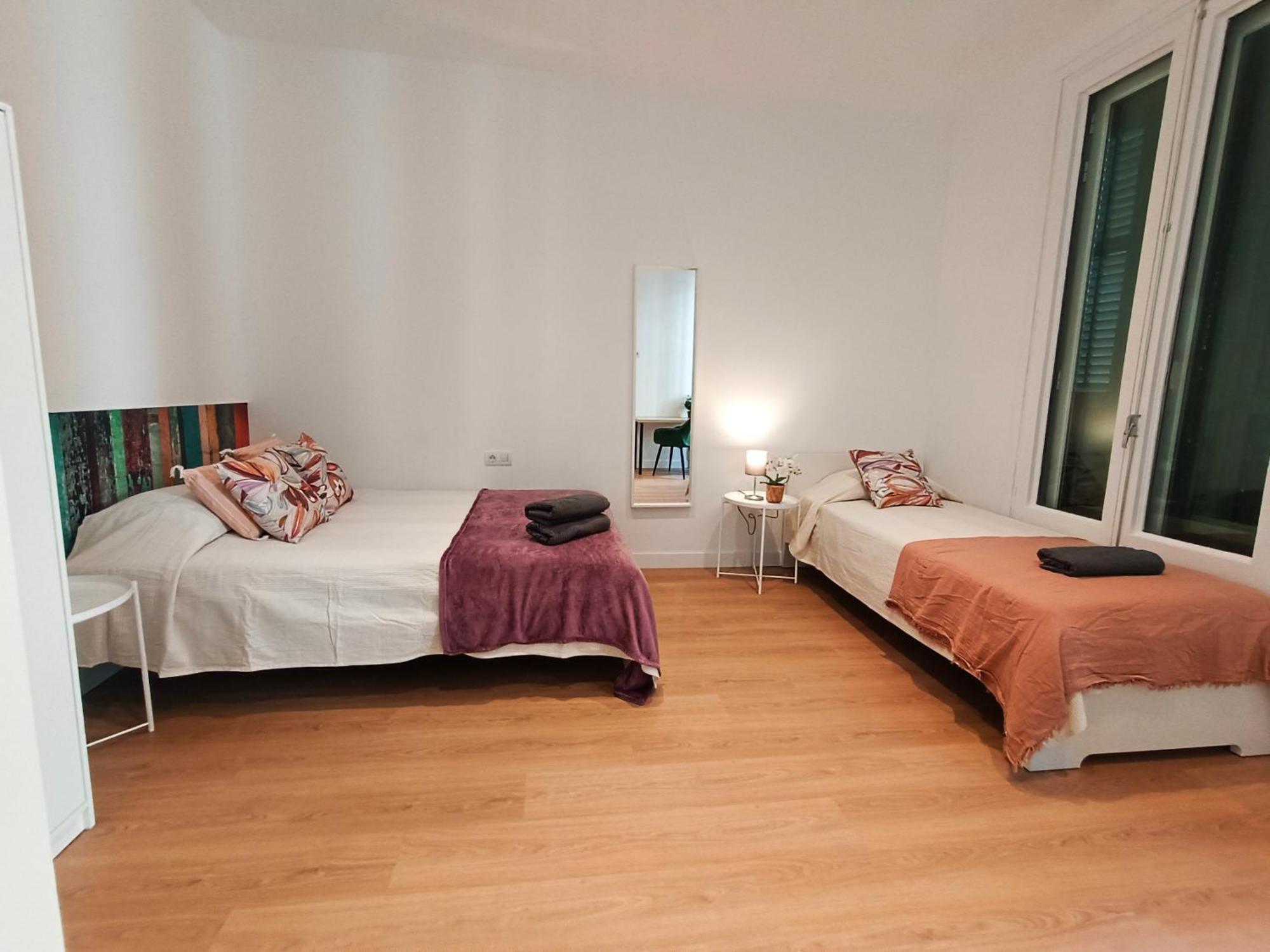 By Universitat Private Rooms Barcellona Esterno foto