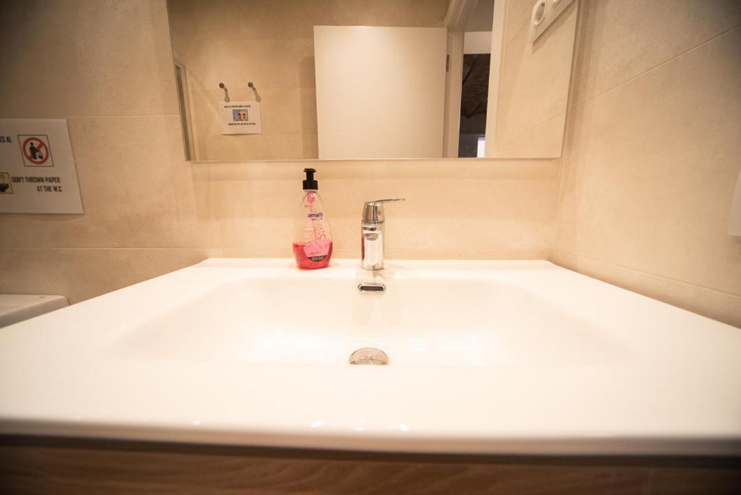 By Universitat Private Rooms Barcellona Esterno foto