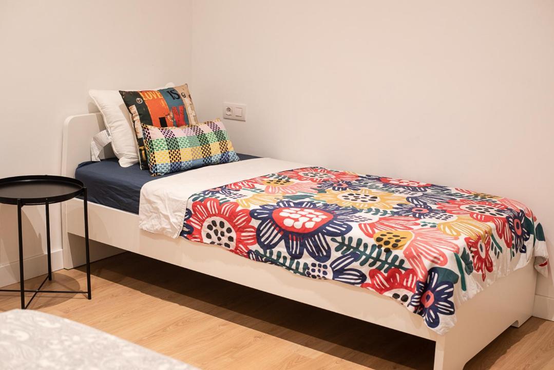 By Universitat Private Rooms Barcellona Esterno foto