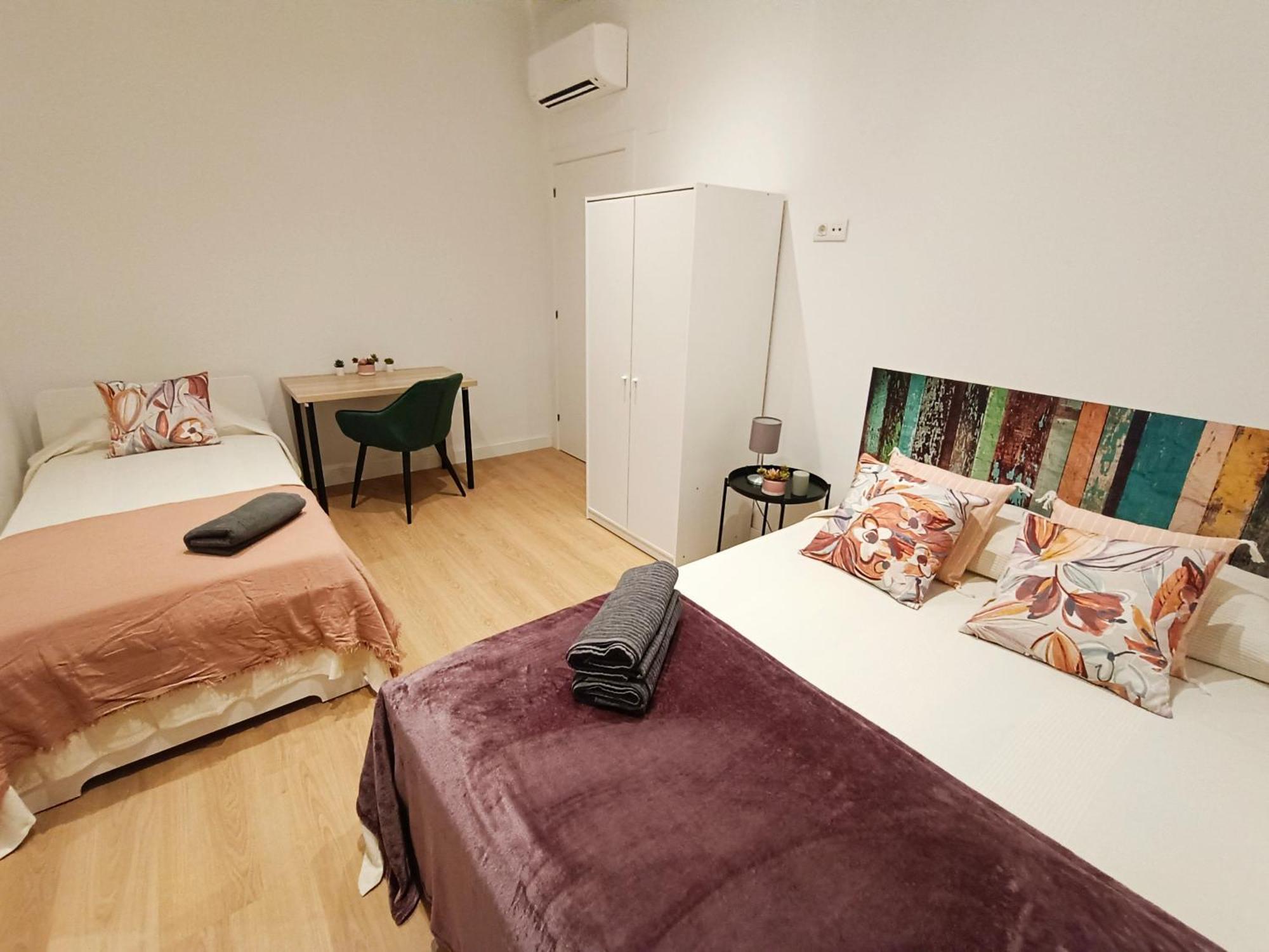 By Universitat Private Rooms Barcellona Esterno foto
