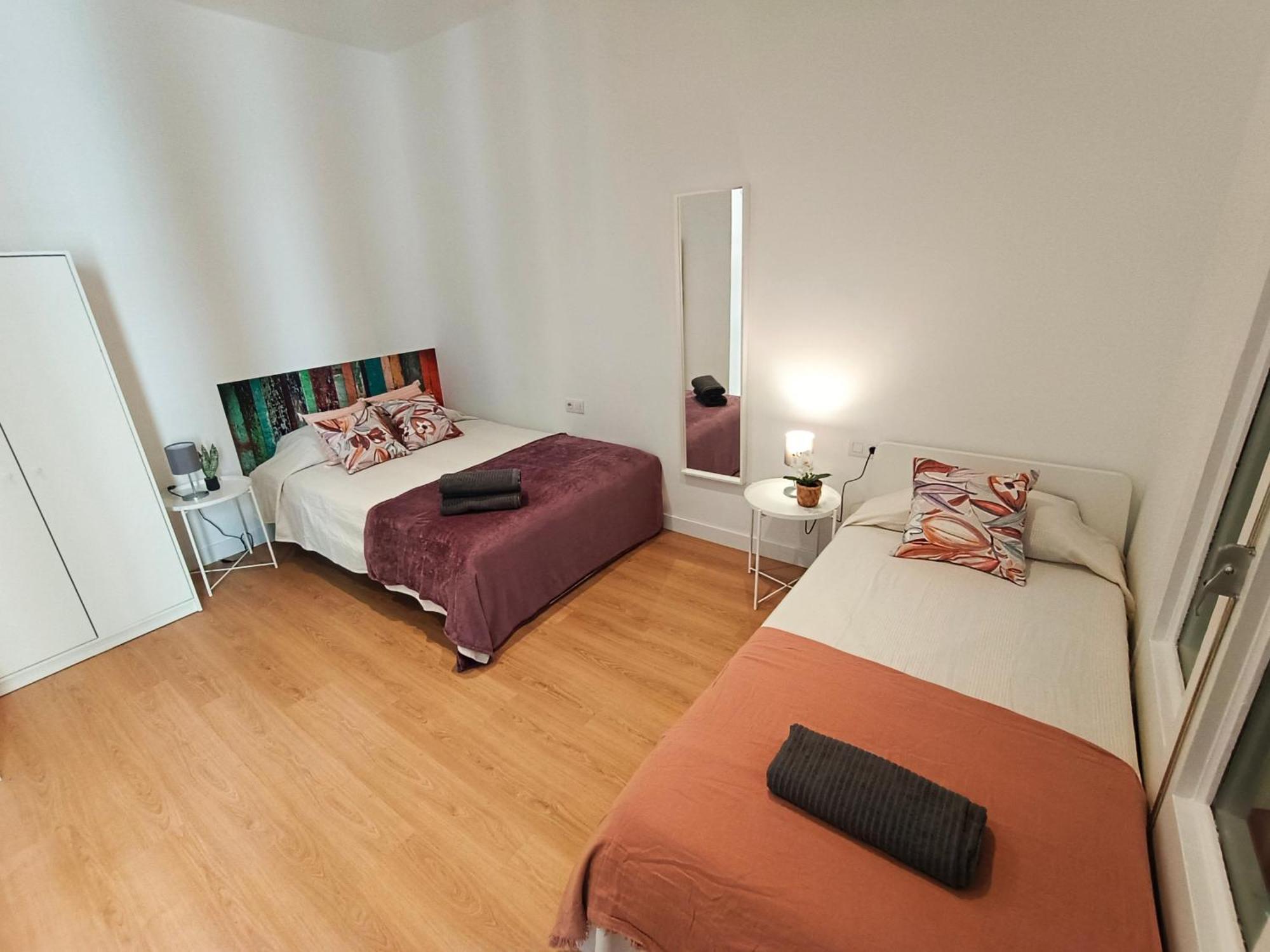 By Universitat Private Rooms Barcellona Esterno foto