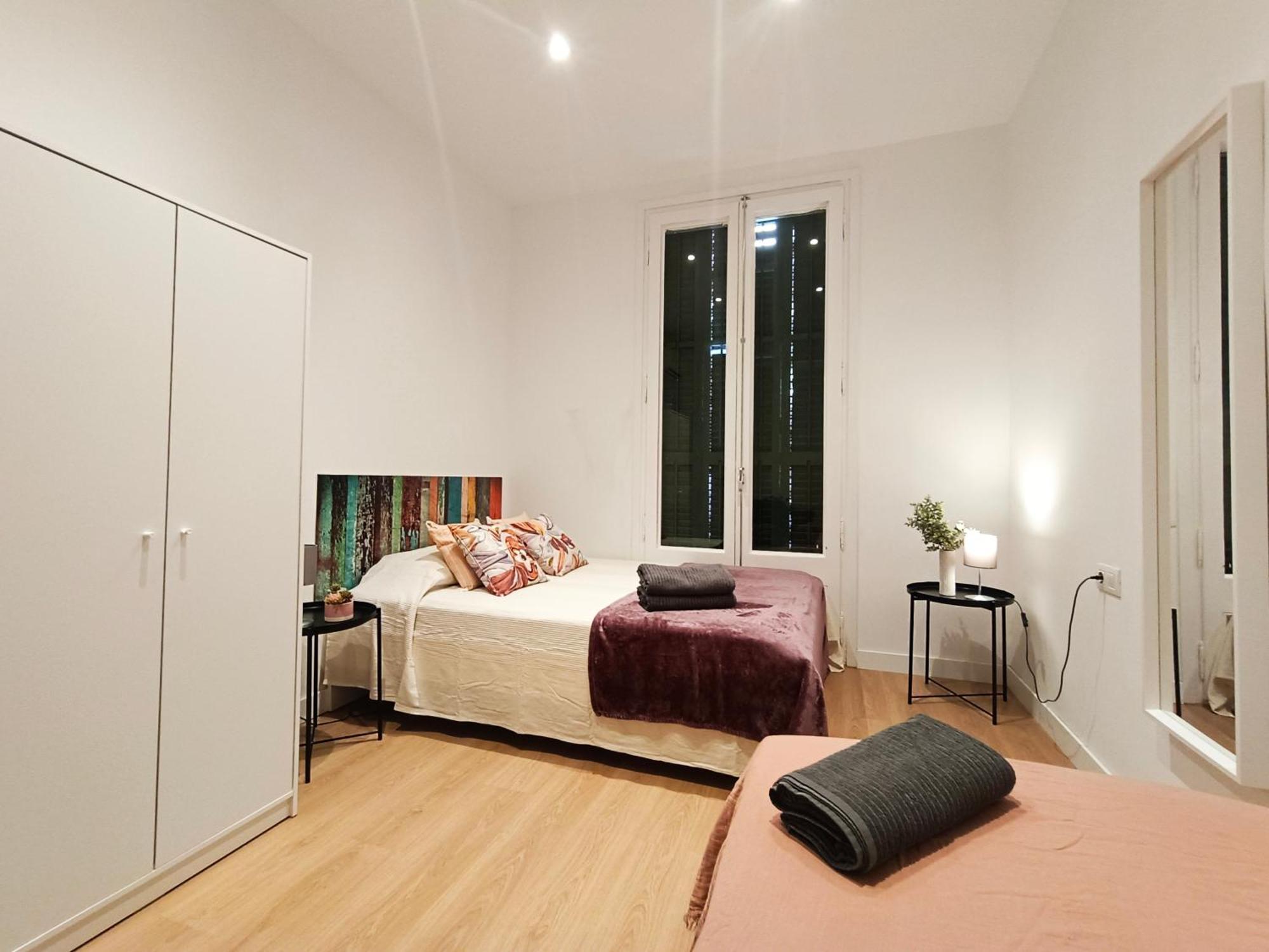 By Universitat Private Rooms Barcellona Esterno foto